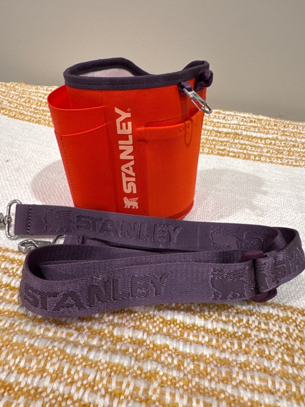 Stanley The‎ All Day 40 OZ Quencher Carry-All in Tigerlily Plum